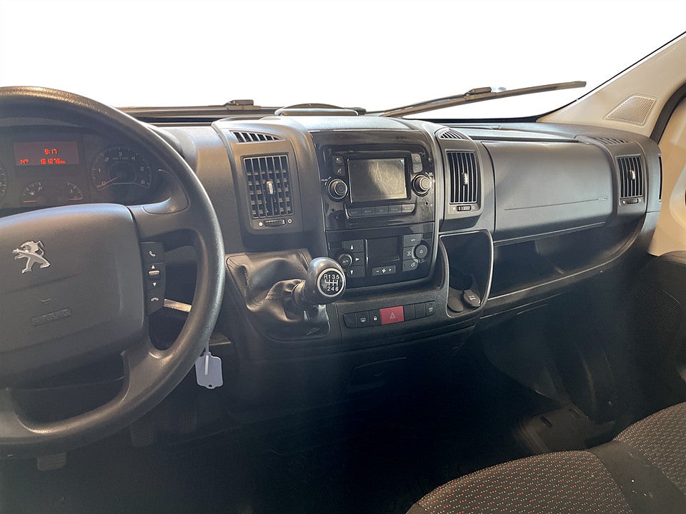 Bild på Peugeot Boxer Van 335 PRO+ 2.2 BHDi 165hk L3H2 B-KAMERA DRAG