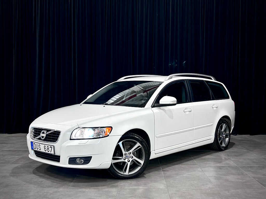 Volvo V50 2.0 Momentum 145HK SKINN 1-ÄGARE P-SENSOR NYSERVAD