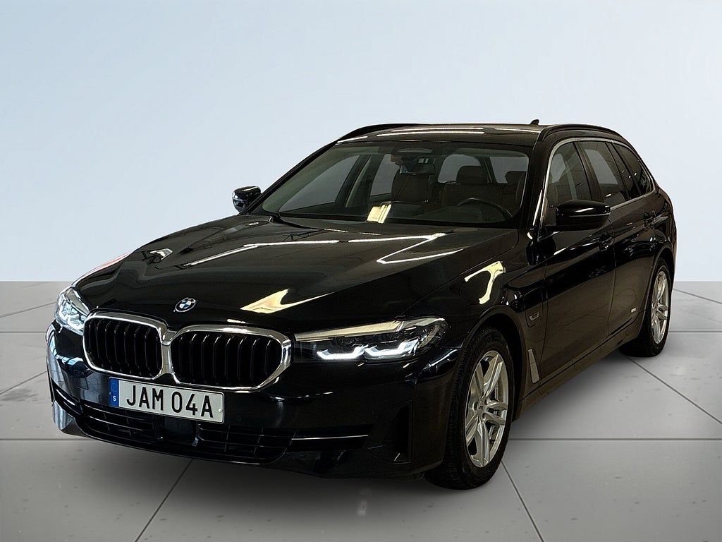 BMW 530e xDrive Touring MOMS Drag Kamera Rattvärme Navi S&V-däck