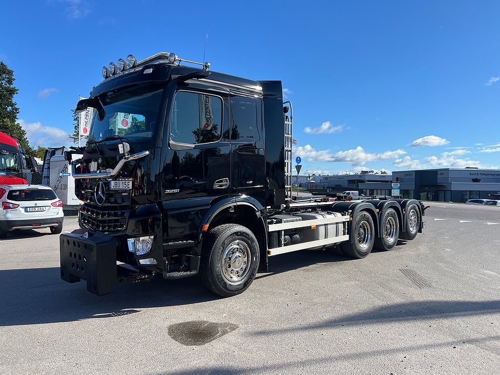 Mercedes-Benz Arocs 3251 Tridem Lastväxlare, Fullt Plogutrustad