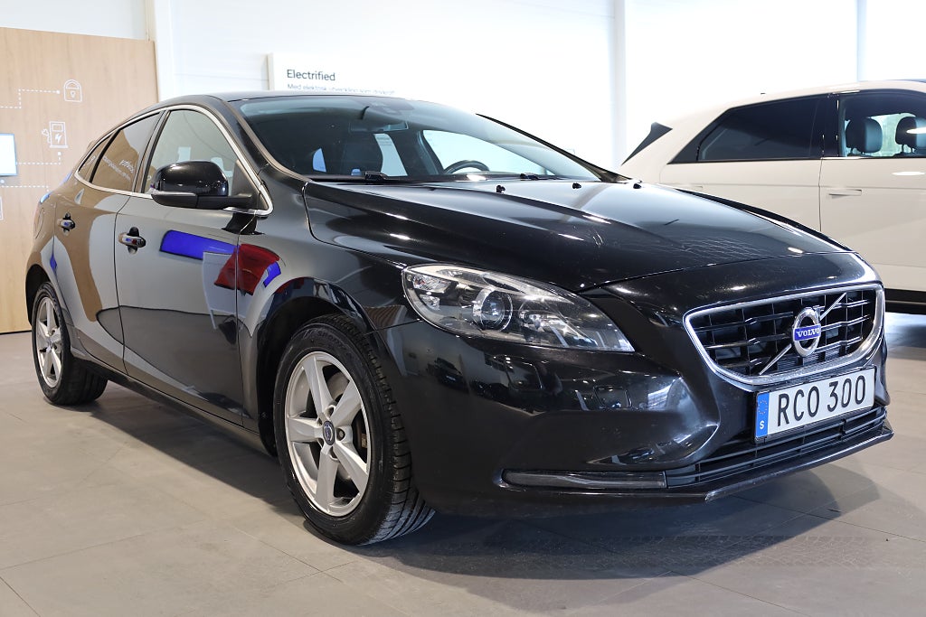 Volvo V40 T3 AUT Momentum | Värmare | PDC | Bluetooth |