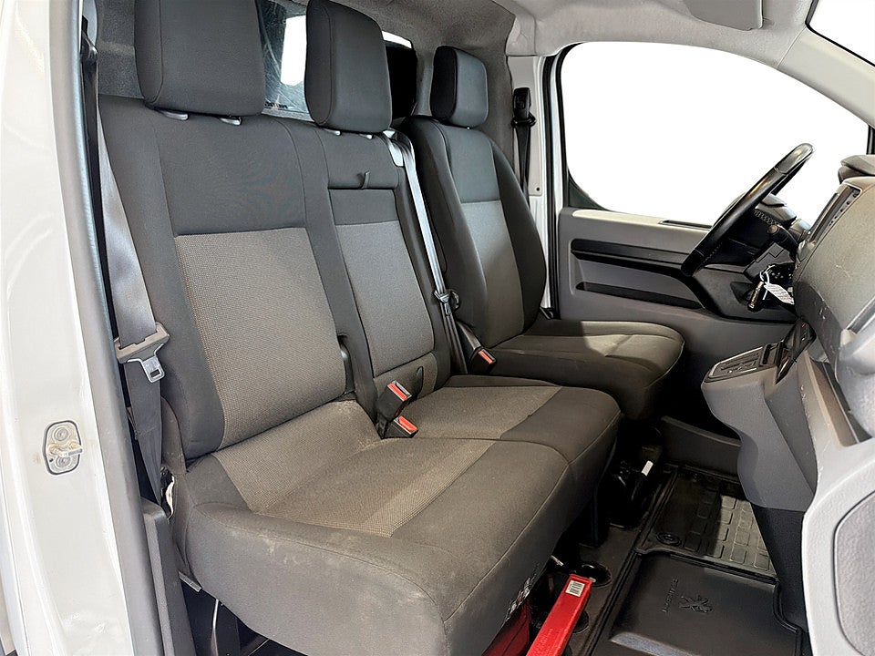 Bild på Peugeot e-Expert PRO+ 75kWh 136hk Aut L2 B-KAMERA NAVI