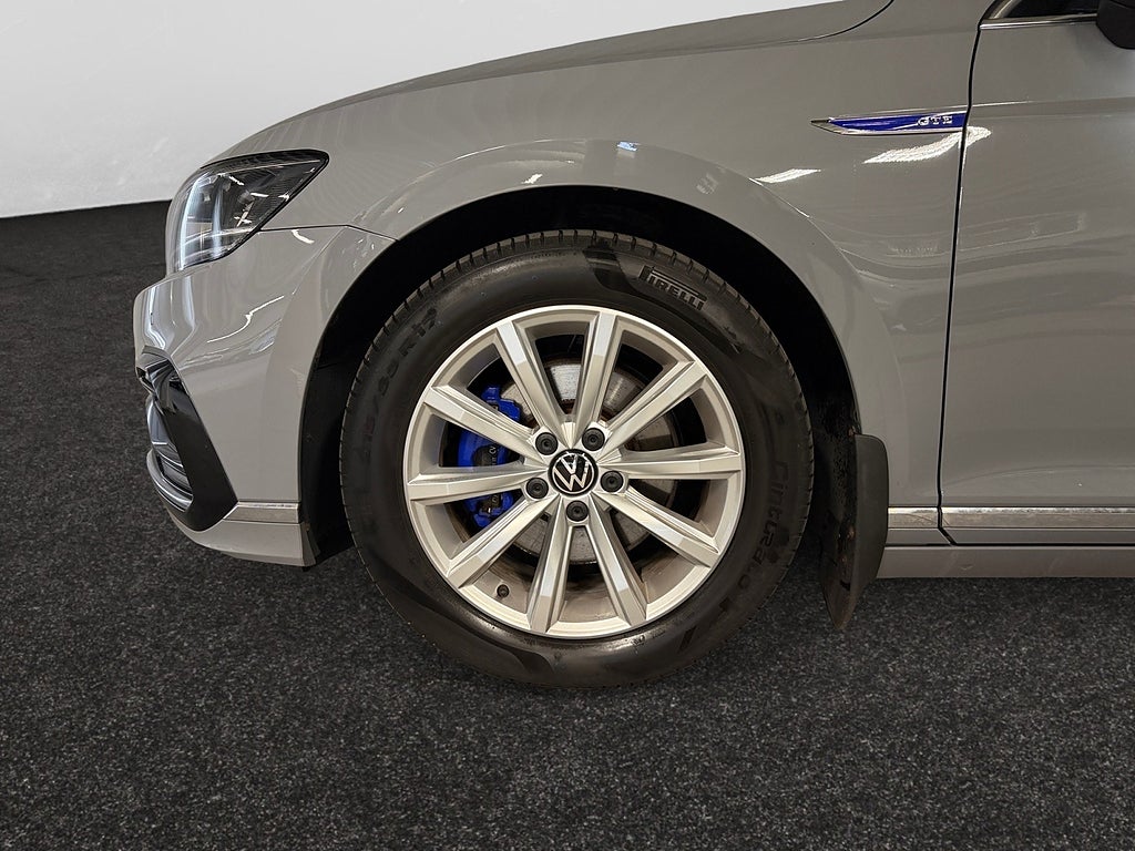 Volkswagen Passat Sportscombi GTE DRAG Värmare Navi Adap-farth Carplay bild 17