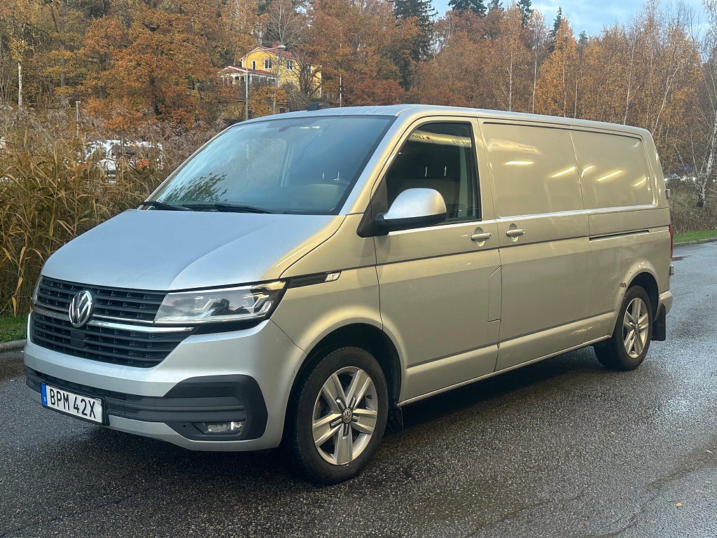 Volkswagen Transporter 2.0 TDI Euro 6 Lång Inredning MOMSBIL