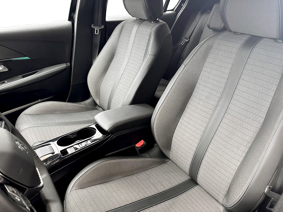Bild på Peugeot 208 Allure 1.2 PT 100hk Aut B-KAMERA CARPLAY