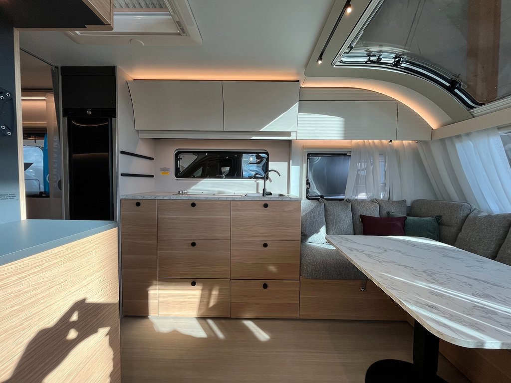 Adria Adora 613 UT /ALDE / Queens-bed på tvären / Badrum bak - Adria