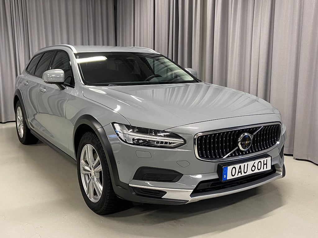 Volvo V90 Cross Country B4 197hk AWD Core Drag Pvärm Navi 