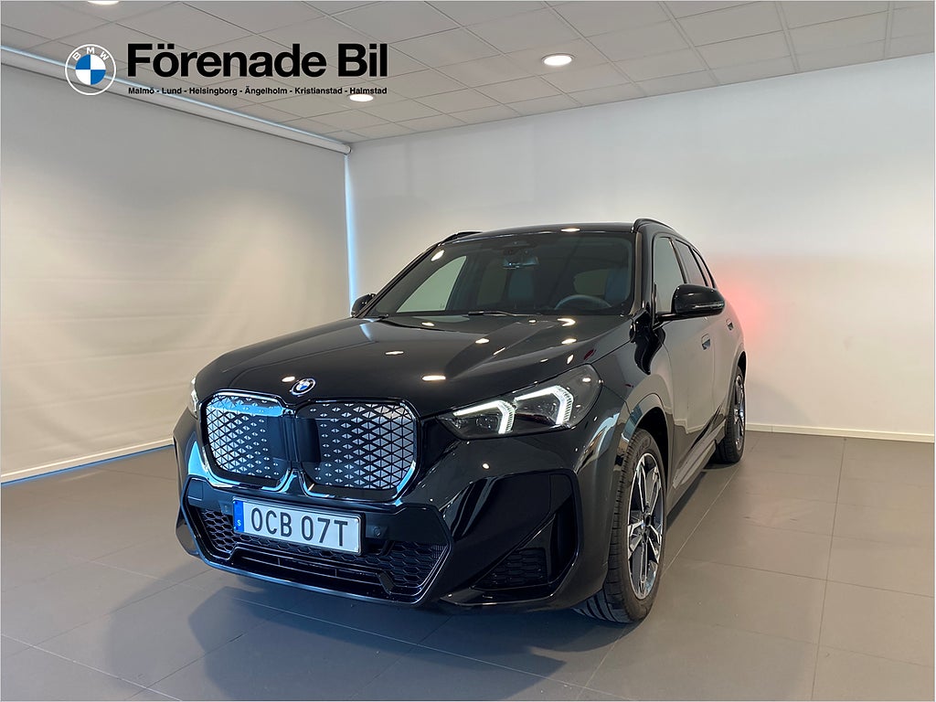 BMW iX1 xDrive30 M-Sport Pro H/K Panorama Adaptiv Farthållare 