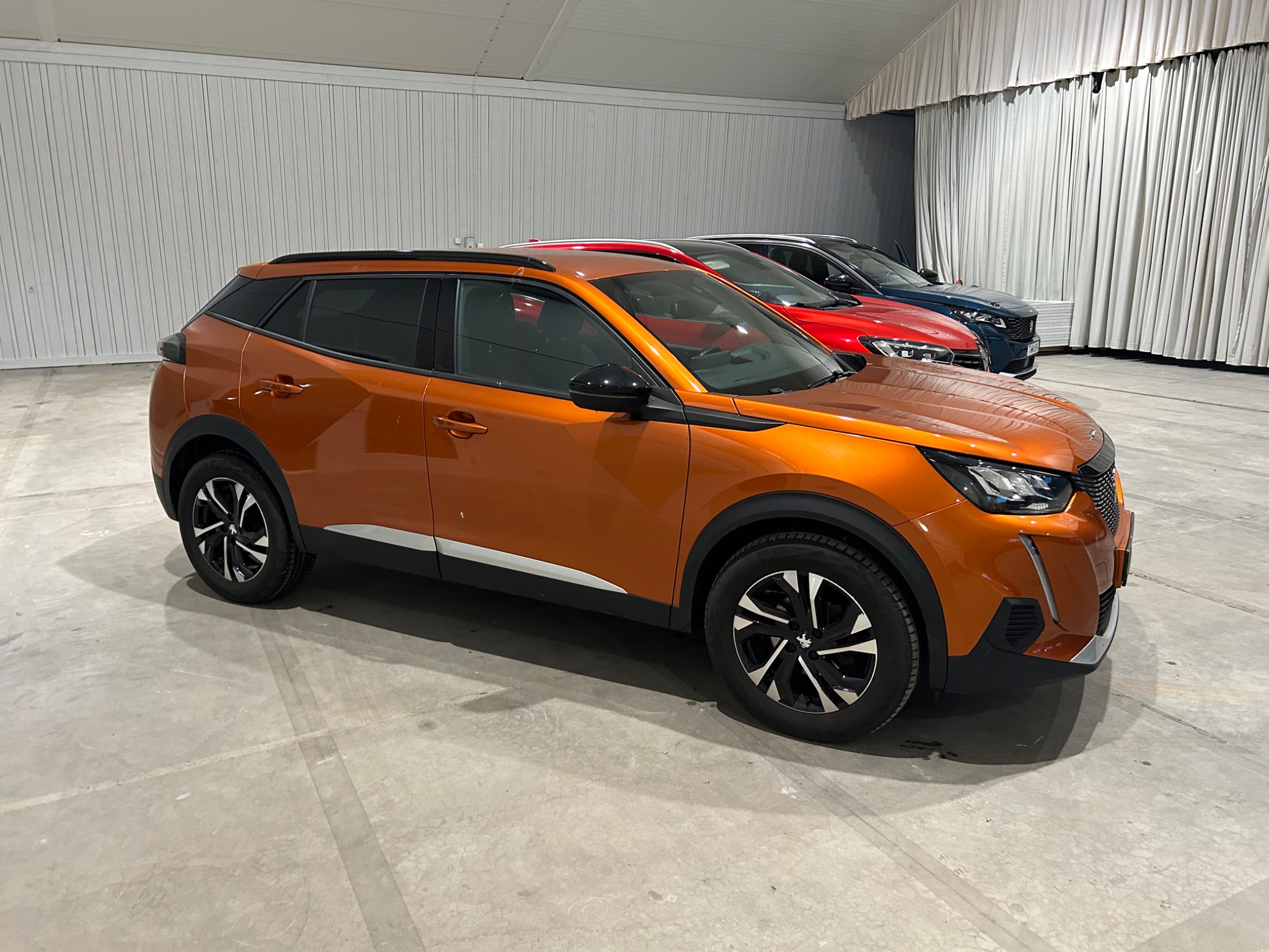Peugeot 2008 1.2 PureTech 130 Automat 2023, bild 2/37