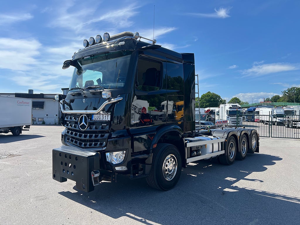 Mercedes-Benz Arocs 3251 Tridem Lastväxlare, Fullt Plogutrustad