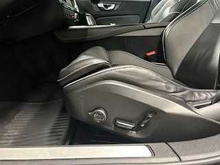 Volvo V60 Recharge T6 AWD Automat R-Design Drag/Värmare/S&V-Däck – bild 18