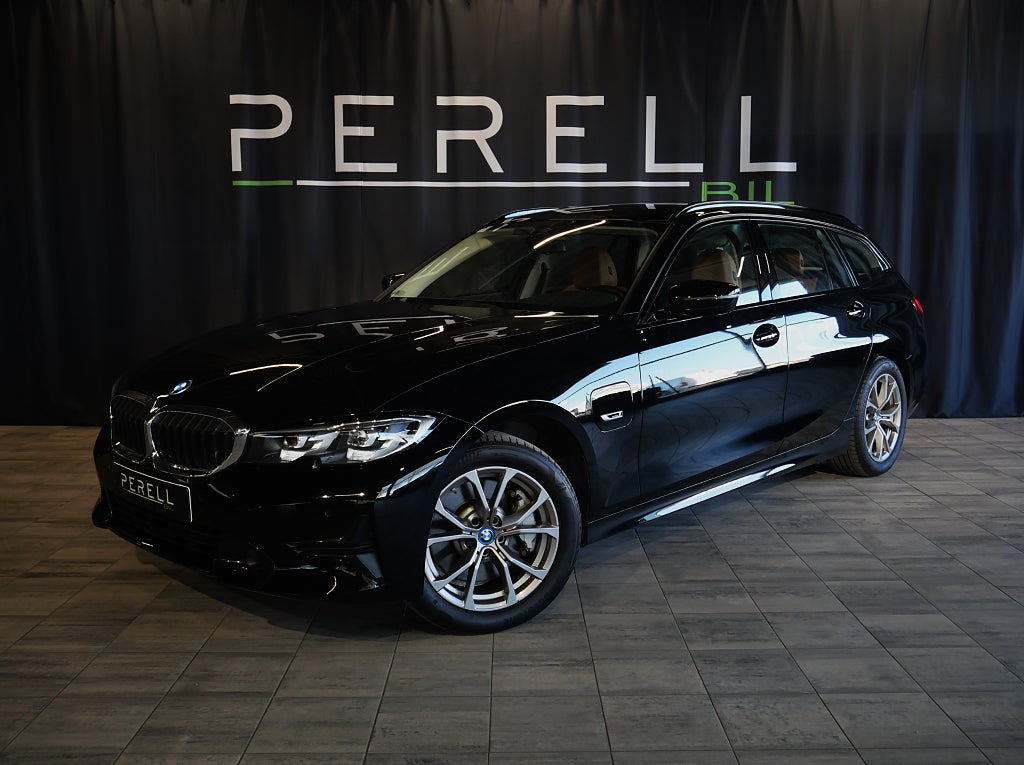 BMW 330e xDrive Touring Sport Line 292hk /Läder/Elstolar/HiFi