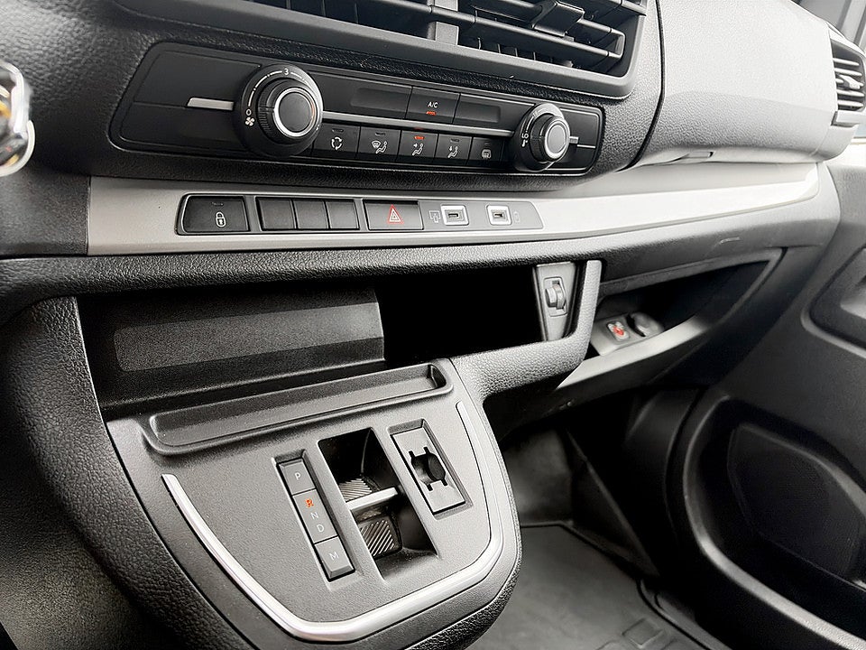 Bild på Opel Vivaro 2.0 BHDi 145hk Aut L3 B-KAMERA CARPLAY 3-SITS 