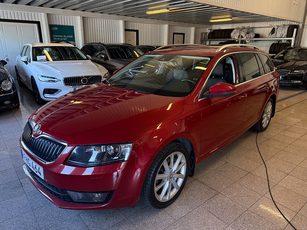 Skoda Octavia Kombi 2.0 TDI 4x4 Elegance 1ägare 9911mil Värmare Navi
