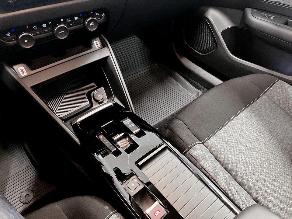 Bild på Citroën e-C4 Feel 50kWh 136hk Aut - CARPLAY, NAVI