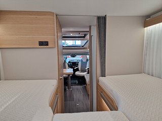 Husbil-halvintegrerad Adria CORAL 670 DL 35 av 36