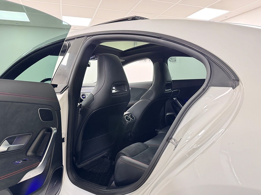 Mercedes-Benz CLA 200d 4WD AMG Panorama Ambient Burmester Välutr bild 16