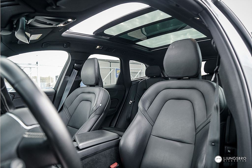 Volvo XC60 B4 AWD R-Design / Drag / Pano / 360 / HUD