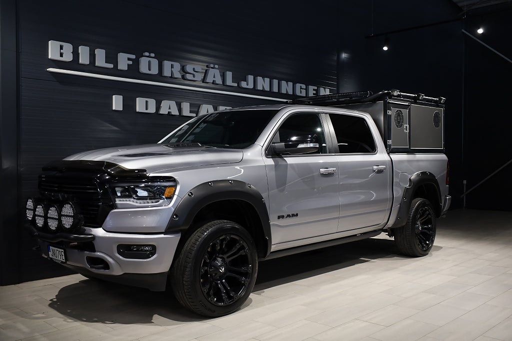 Dodge RAM 1500 Crew Cab Laramie Night 5.7 V8 HEMI 395hk WT-Metall kåpa