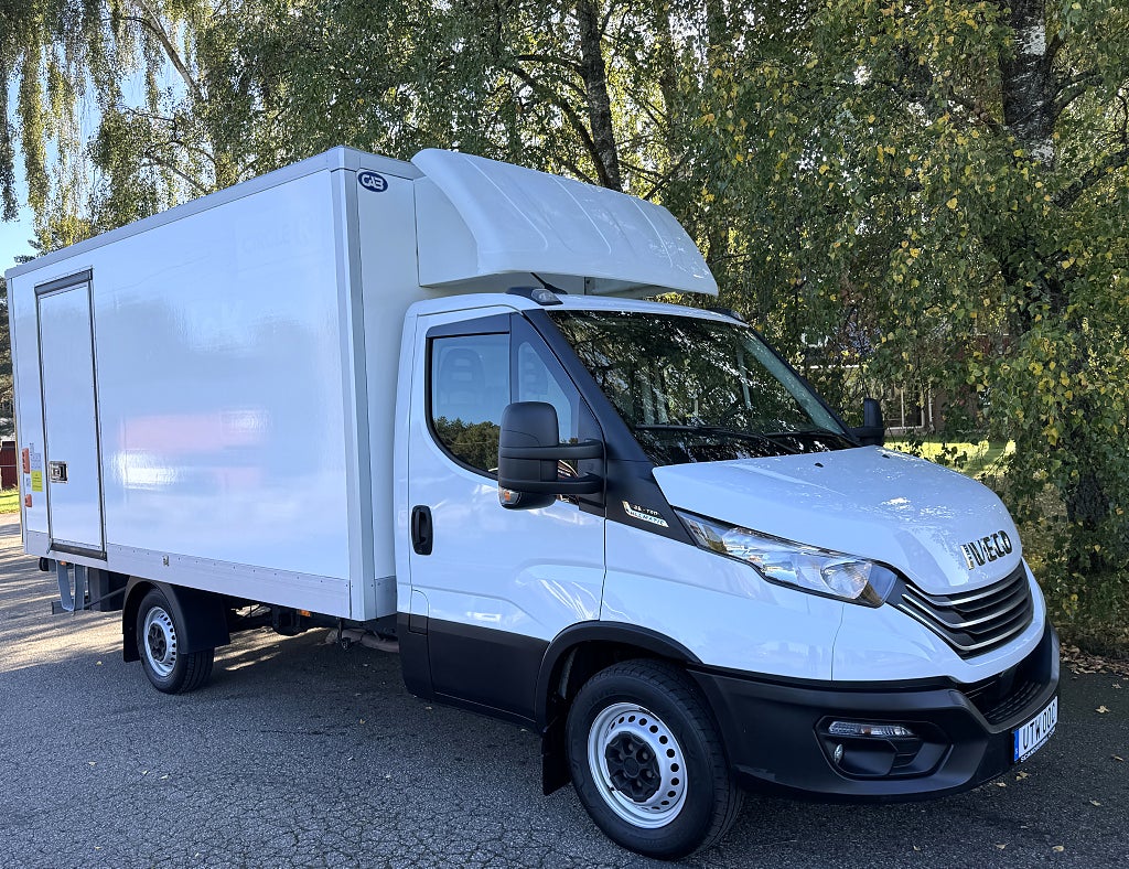 Iveco 35-140 Påbyggt Skåp med Sidodörr & Lift