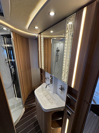 Husbil-integrerad Knaus Sun i 900 LX 177HK AUT Queensbed & exklusivt badrum! 17 av 28