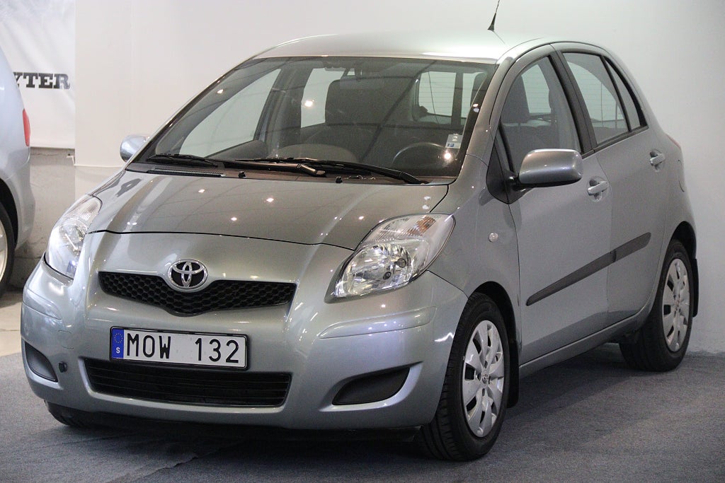 Toyota Yaris 1.33 DUAL VVT-I AUTOMAT ( 7900 MIL ) NY BESIKTAD 