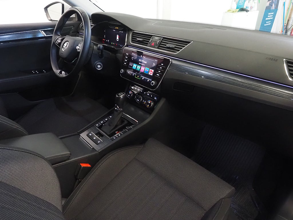 Skoda Superb iV 218hk Plug-in Style Drag Cockpit Värmare B-Kam Moms 2022