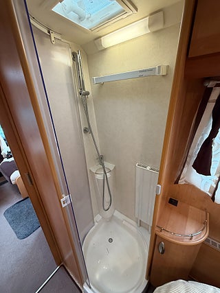 Husbil-integrerad Le Voyageur LX850 Mercedes (184HK AUT) Queensbed! ALDE! Hydrauliska stödben! 13 av 23