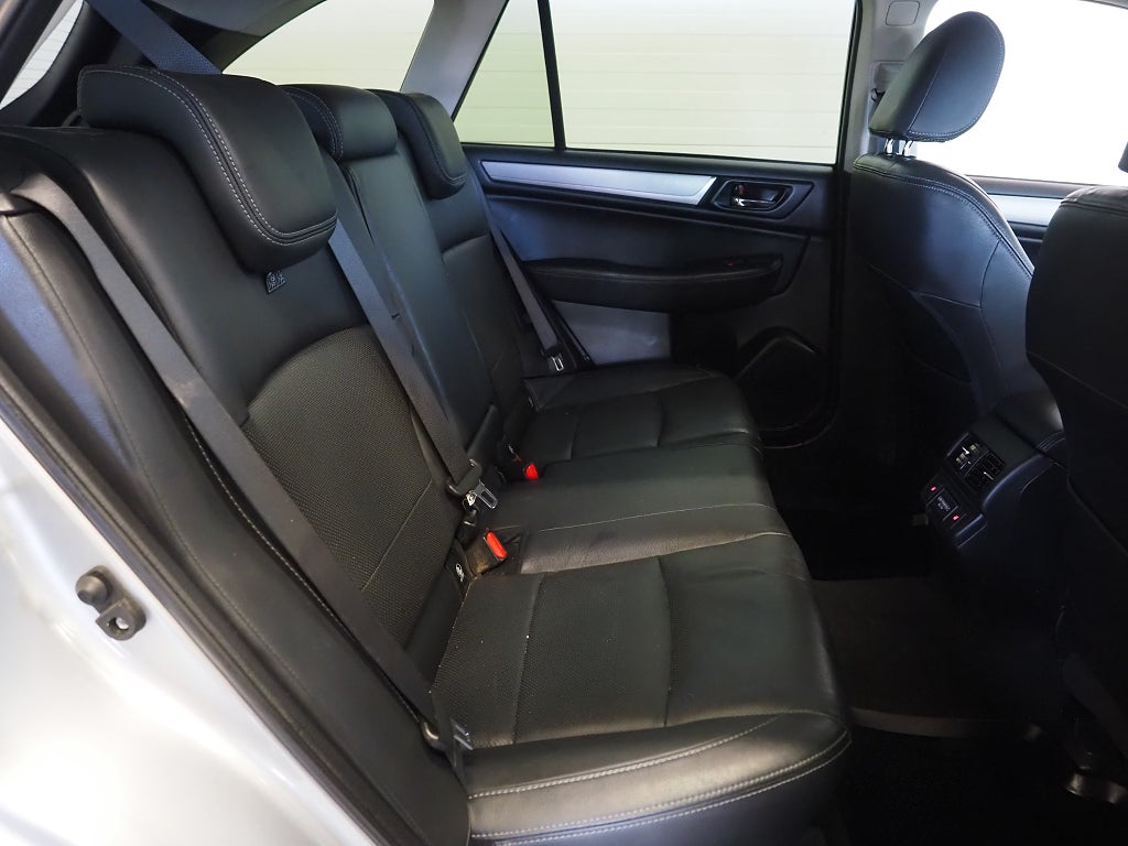 Subaru Outback 2.5 4WD Lineartronic 175hk Drag Skinn B-Kamera M-Värm 2018