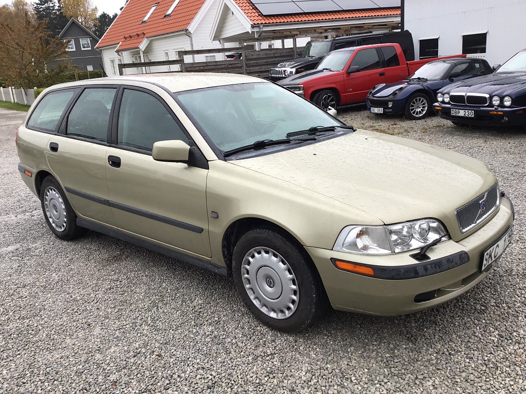 Volvo V40 1.6 Euro 3 Bra vinterbil med bra dubb däck  billig