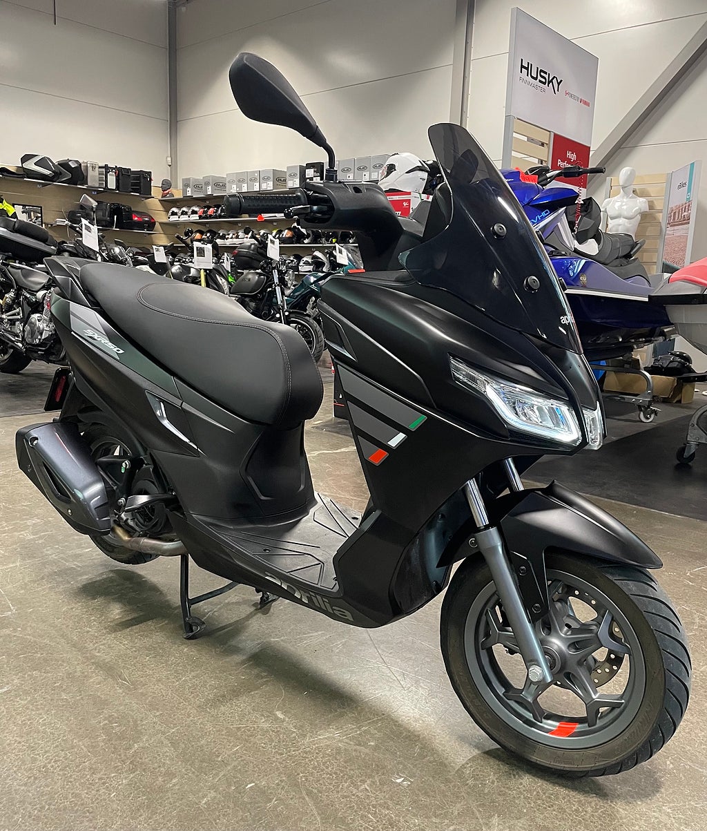 Aprilia SXR 50 500 mil aprilia moppe sxr 50 