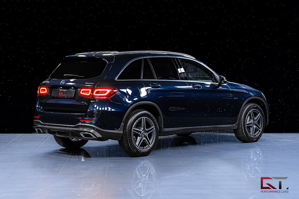 Mercedes-Benz GLC 300 e 4MATIC AMG Cavansite Blue Cockpit Matrix Drag
