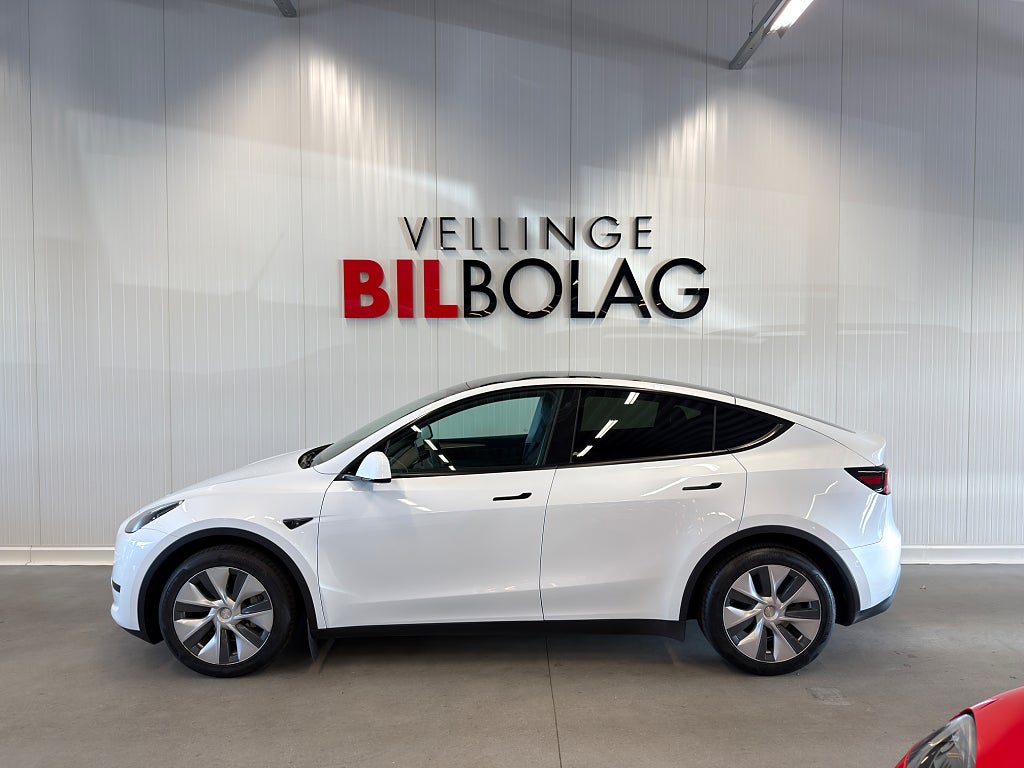 Tesla Model Y Standard Range RWD B-Kamera Skinn Dragkrok