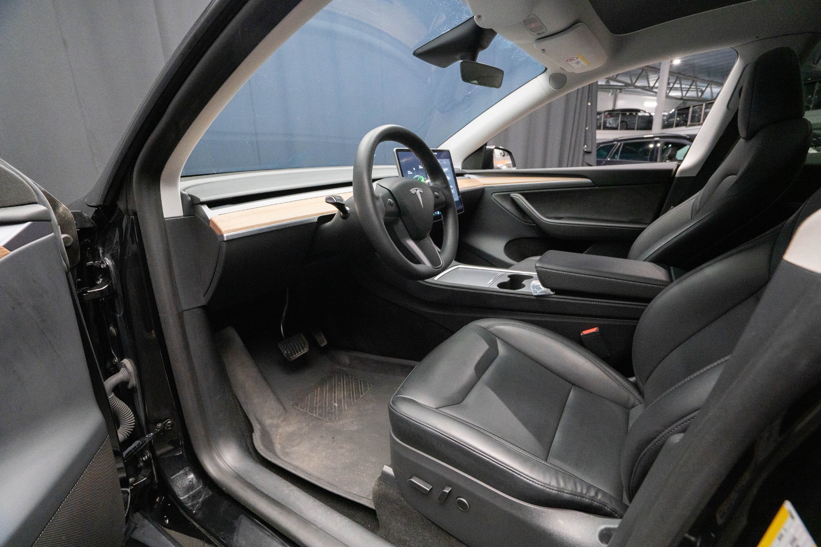 Tesla Model Y Long Range AWD DRAG PANO KAMERA 94.2%SoH 1-ÄGARE MOMS 2024 - miniatyr 16