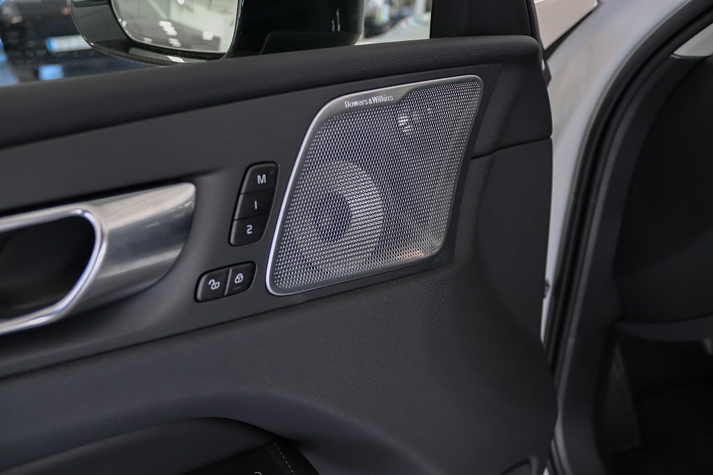 Volvo XC60 Recharge T8 AWD Ultra Dark B&W Pano Drag MOMS