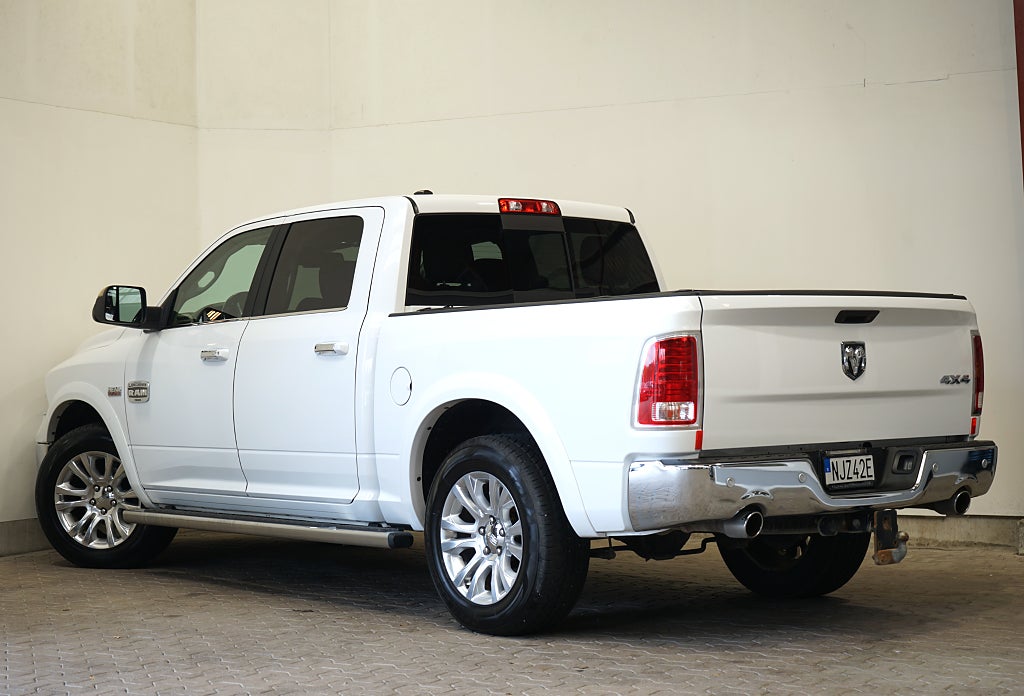 RAM 1500 Crew Cab 5.7 V8 HEMI 4x4 TorqueFlite LONGHORN 395hk