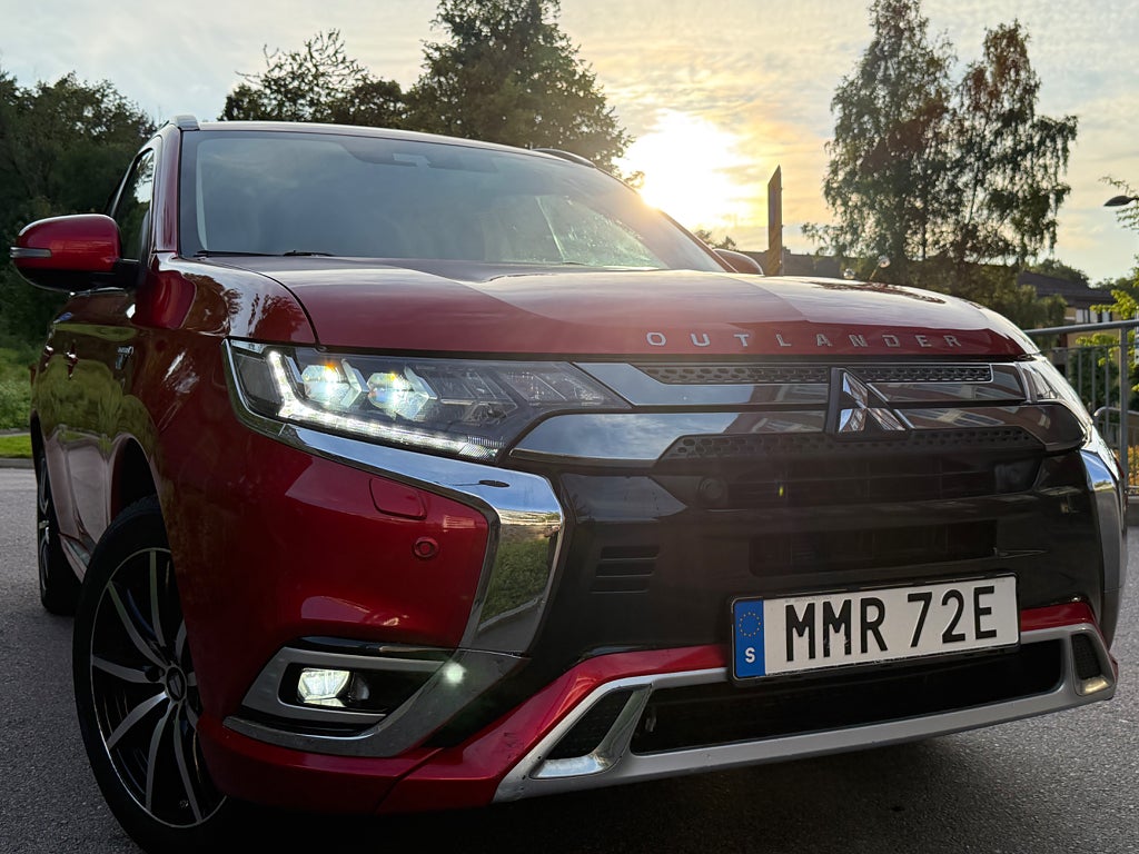 Mitsubishi Outlander PHEV Hybrid 224HK Drag Navi VärmareLedljus Besiktigad 