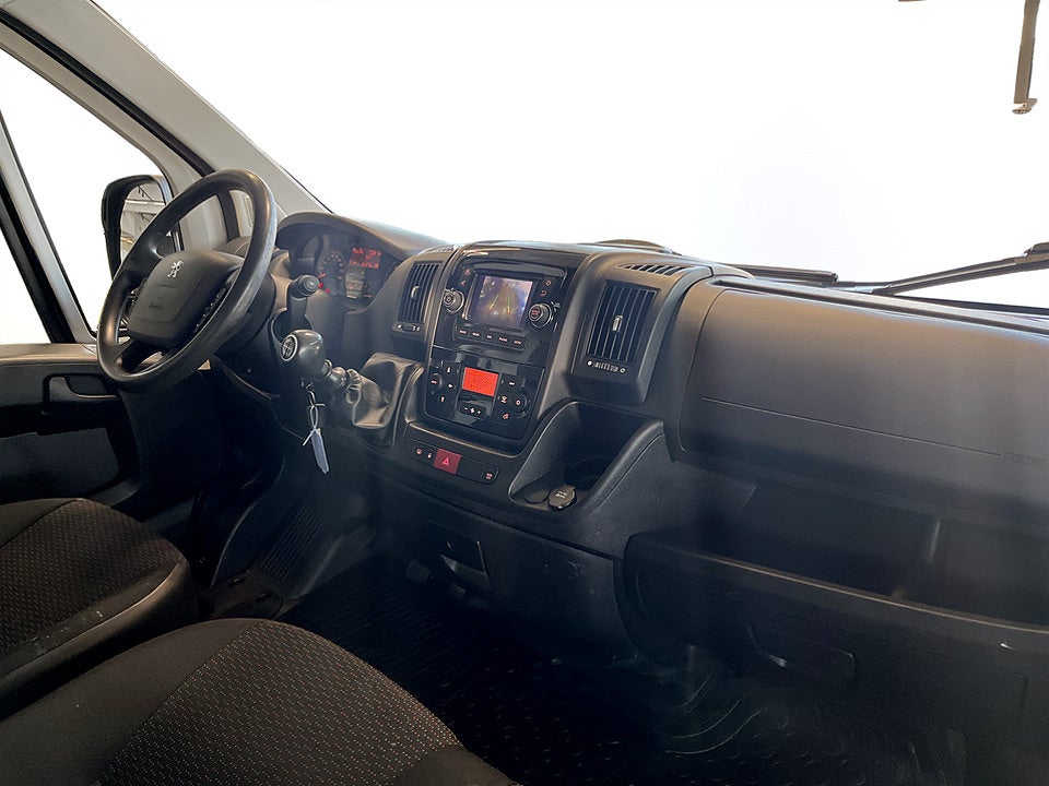 Bild på Peugeot Boxer Van 335 PRO+ 2.2 BHDi 165hk L3H2 B-KAMERA DRAG