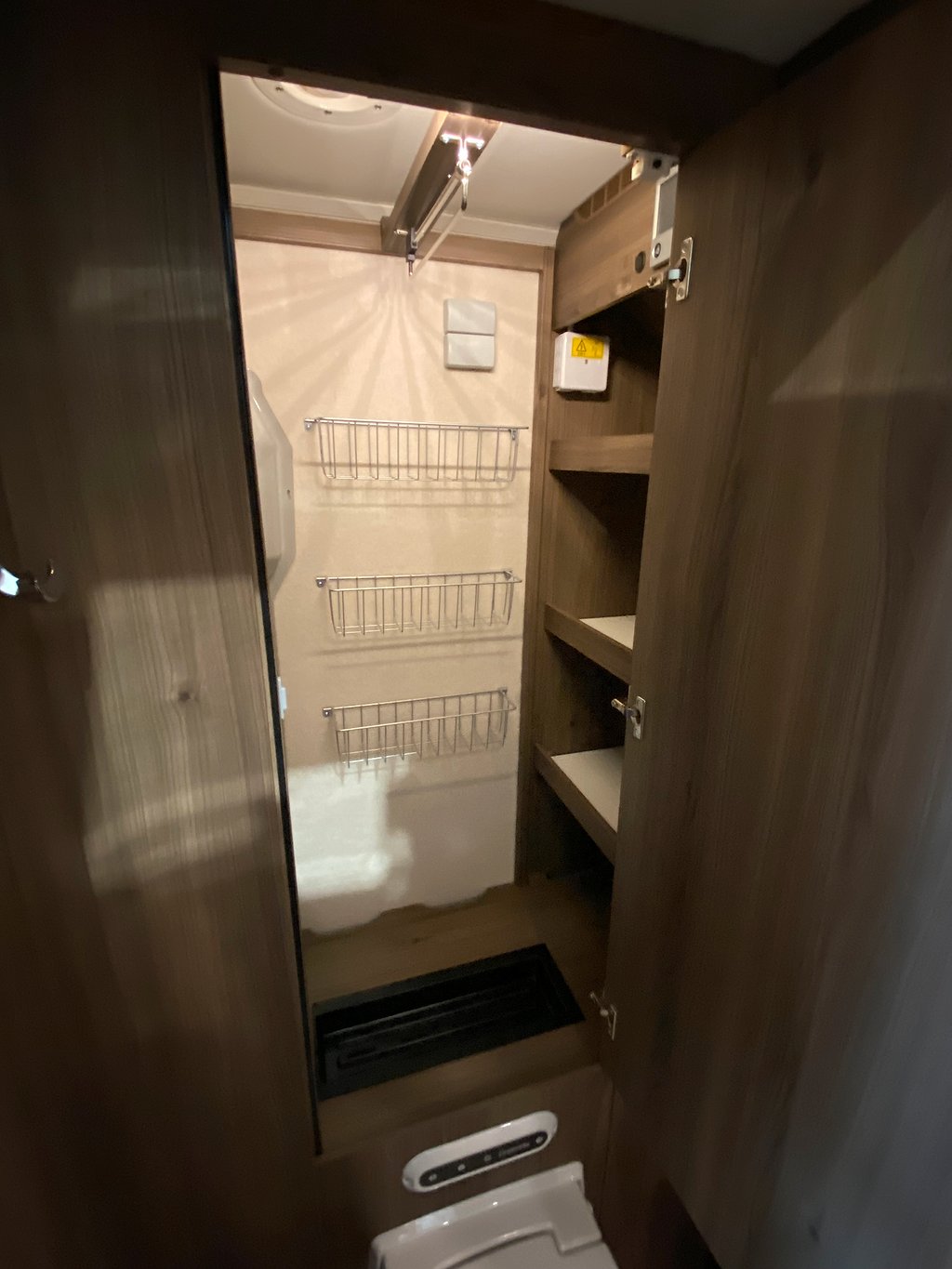 Kabe Imperial TravelMaster 810 LT / Cinderella / Badrum Bak - Kabe