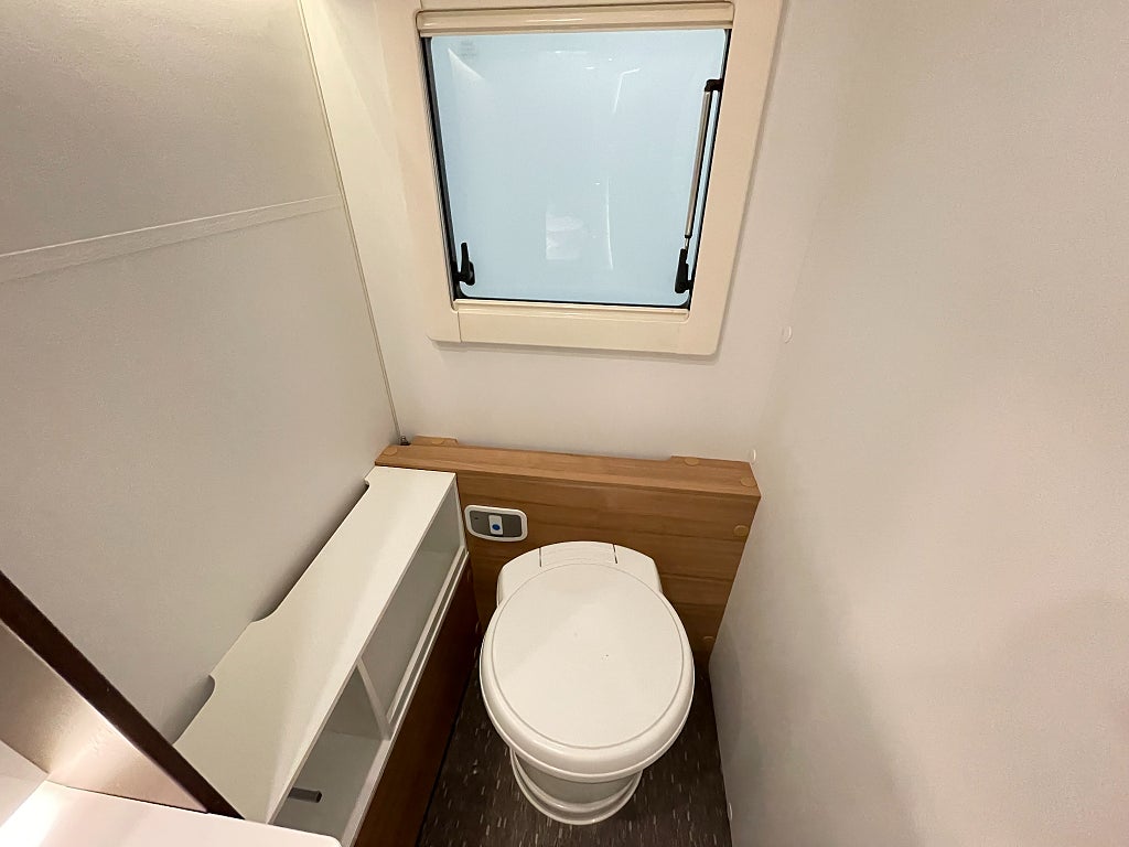 Adria Alpina 663 HT / AC / ALDE / Markis / Frontkök  - Adria