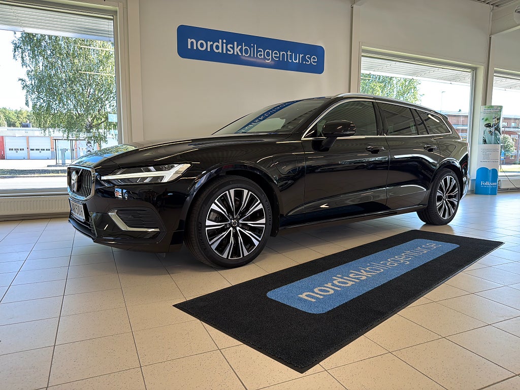 Volvo V60 Recharge T6 350 hk AWD Core Edition *VOC*NAVI*B-kamera*
