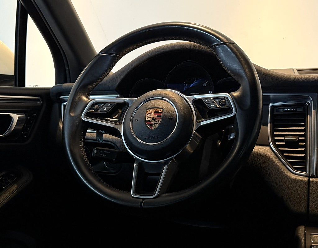 Porsche Macan PDK BASE 252HK PANO SKINN VÄRMARE FULLSERVAD 21" 1-ÄGAR