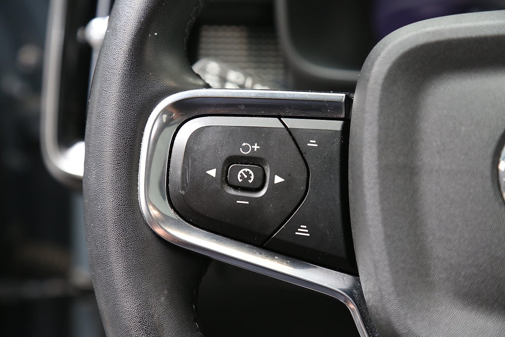 Volvo XC40 Recharge Twin Pro P8 AWD 360° H/K Pano Skinn 20" Drag 2022