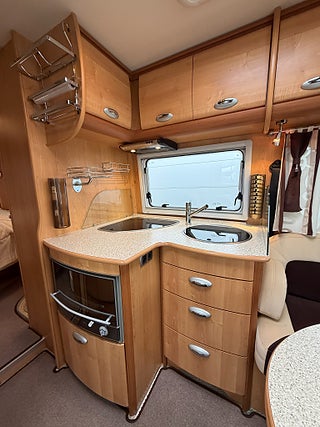 Husbil-integrerad Le Voyageur LX850 Mercedes (184HK AUT) Queensbed! ALDE! Hydrauliska stödben! 7 av 23