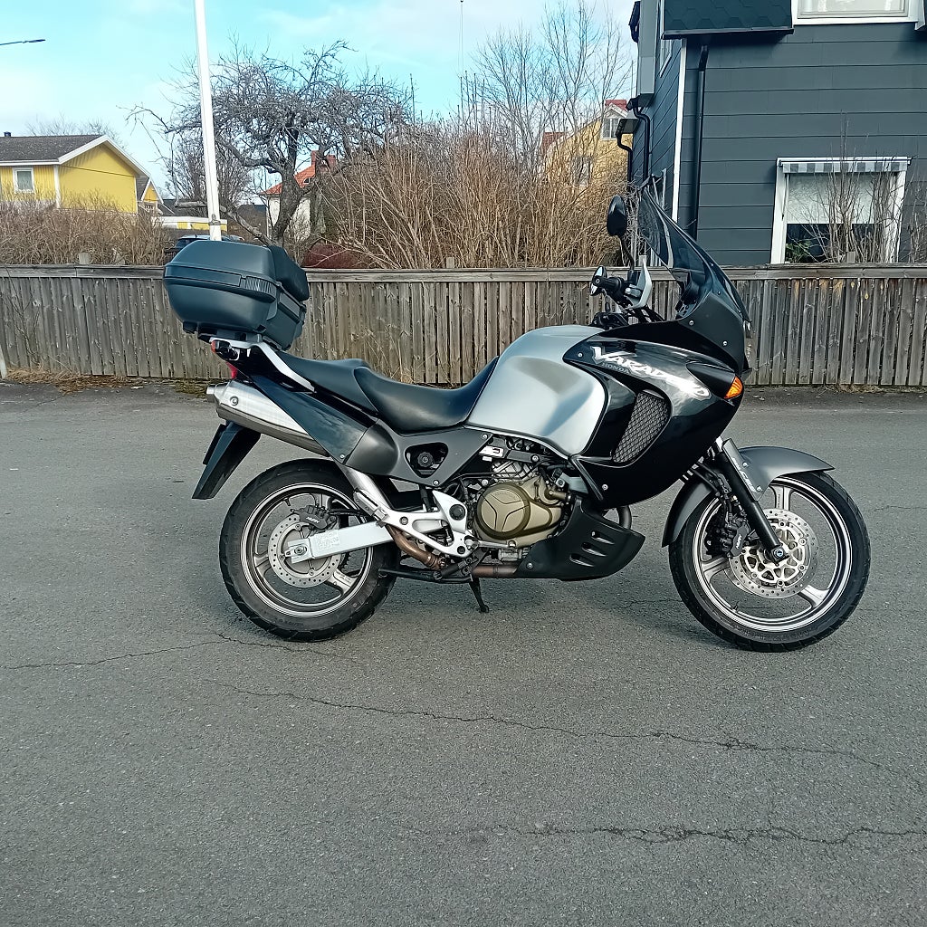 Honda XL1000V VARADERO // NYSERVAD // LÅGA MIL !