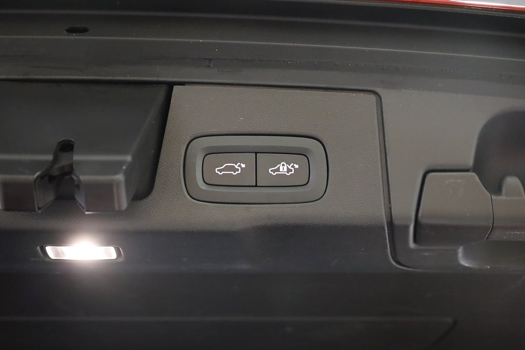 Volvo XC60 Recharge T6 AWD Inscription Orrefors Pano Drag H&K Navi 2021