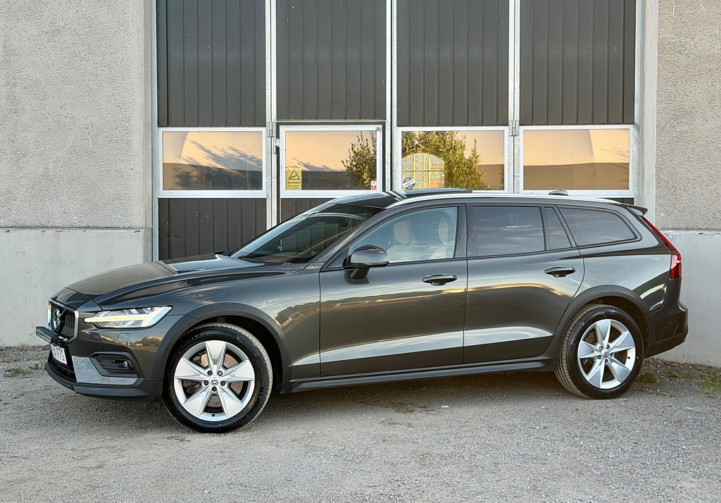 Volvo V60 Cross Country D4 AWD Advanced SE II Pro Edition Pano Drag Värmare 