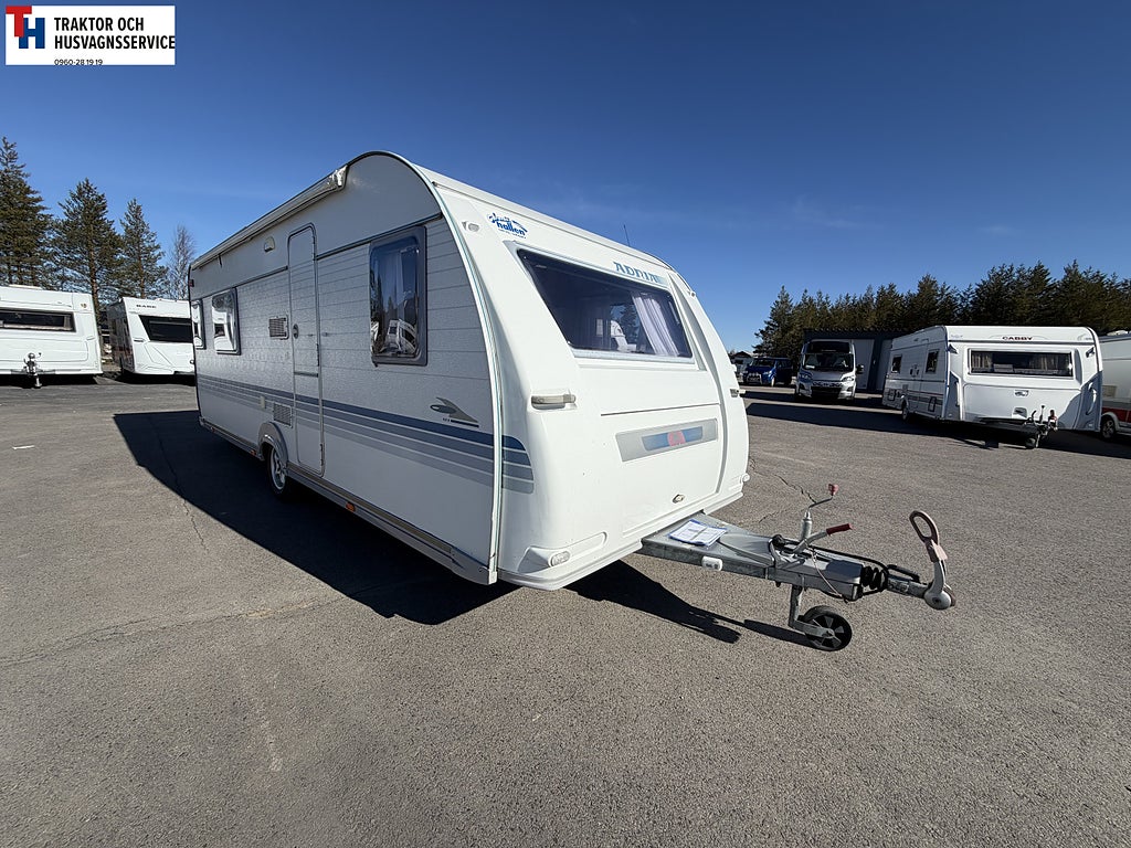 Adria 613 UT Långbädd med stor toa, Överbäddsskåp -06
