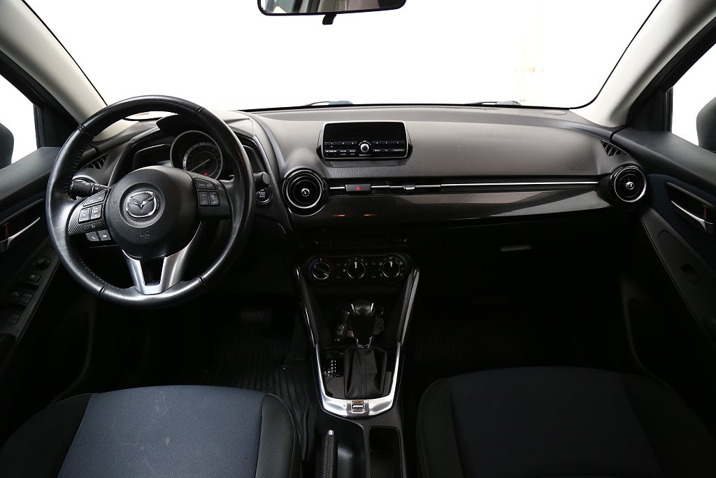 Mazda 2 1,5 SKYACTIV-G 90hk Core Aut Motorvärmare Dragkrok 2015