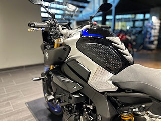 Yamaha MT-10 SP / Justerbara Fotpinnar & Regalge/ Sidoväskor / Hög ruta